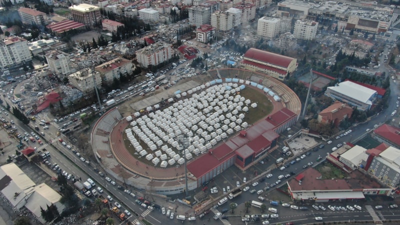 Kahramanmaraş'ta 12 Şubat Stadyumu çadır kente dönüştürüldü