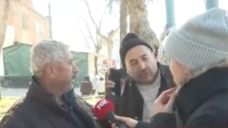 FOX muhabiri istediği cevabı alamayınca depremzedelerin yanından uzaklaştı