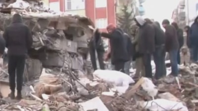 Adıyaman'da enkaz başında hırsızlık anı kameraya yansıdı