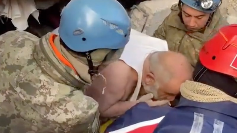 Adıyaman'da Mehmetçik'in kurtardığı afetzedenin ağzındaki sigara dikkat çekti