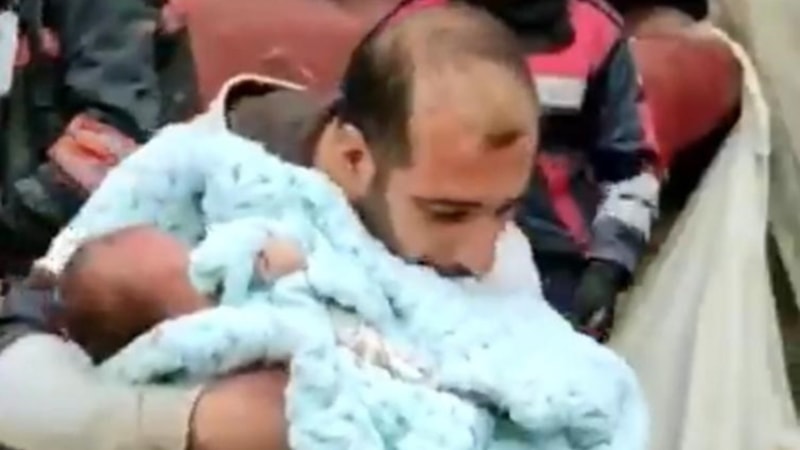 Adıyaman’da 30 günlük bebek, ablası ve annesi kurtarıldı