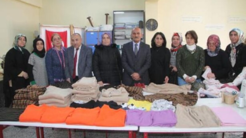 Depremzedeler için Amasya'da kıyafet dikiyorlar