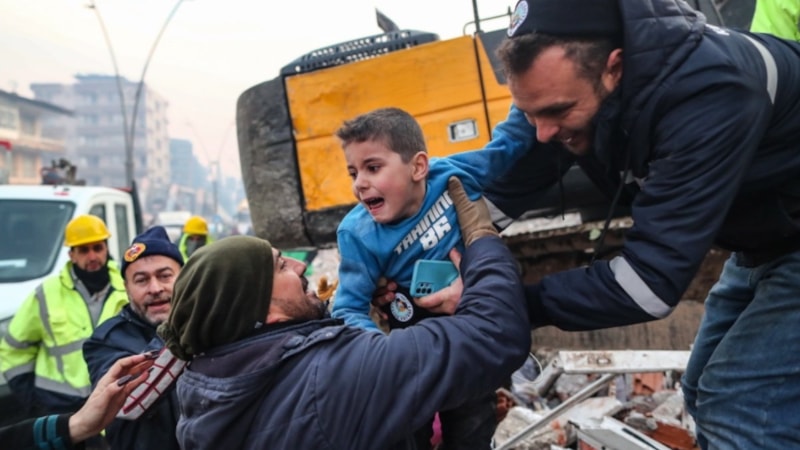 Hatay'da 8 yaşındaki çocuk 52 saat sonra göçük altından sağ olarak çıkarıldı