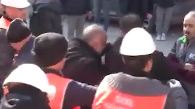 Hatay'da 60 saat bekleyen baba sevinci ve hüznü aynı anda yaşadı