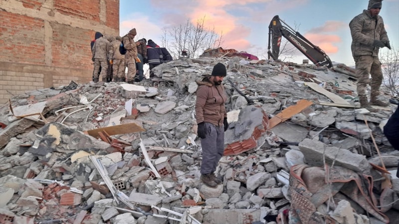 Kurtarma çalışmalarında gerekli inşaat malzemeleri bölgeye gönderildi