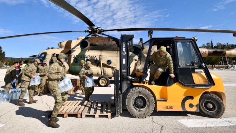 Kahraman Mehmetçik, dağlık alandaki depremzedelere yardım malzemeleri götürdü