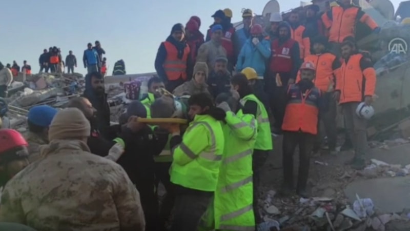 Adıyaman'da 1 kişi depremden 77 saat sonra enkazdan kurtarıldı