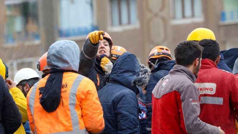 Depremin vurduğu 10 ilde kadın kahramanlar hayat kurtarıyor