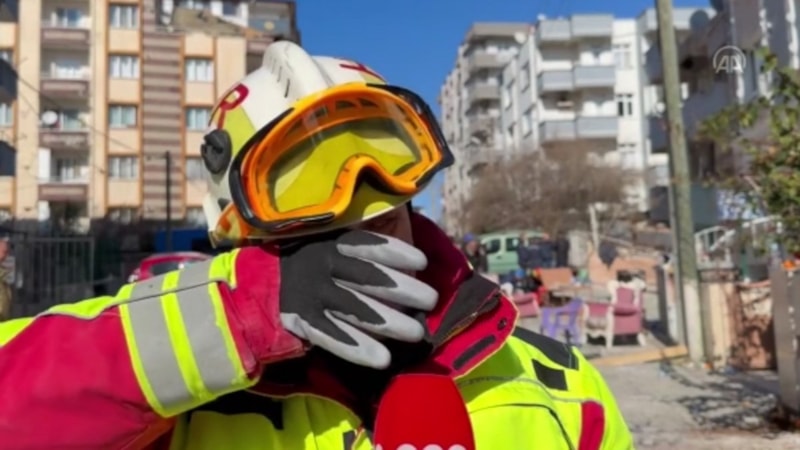 Hatay'da 1,5 yaşındaki bebeği enkazdan çıkaran Macar ekip üyesi, gözyaşlarını tutamadı