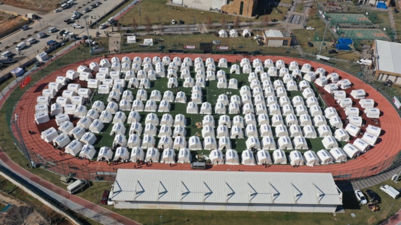 Depremin vurduğu Gaziantep'te depremzedeler için çadırlar kuruldu