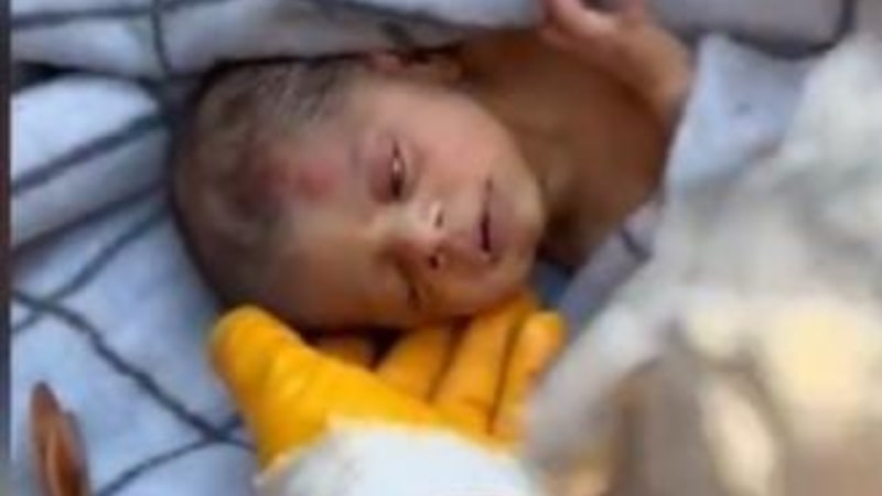 Hatay'da enkaz altındaki 20 günlük bebek 60 saat hayata tutundu