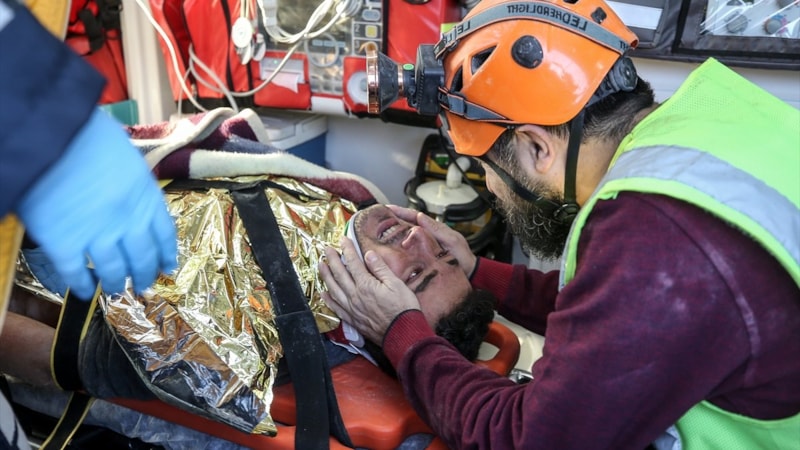 Hatay'da 101'inci saatte bir kişiyi daha kurtarmanın sevinci yaşandı