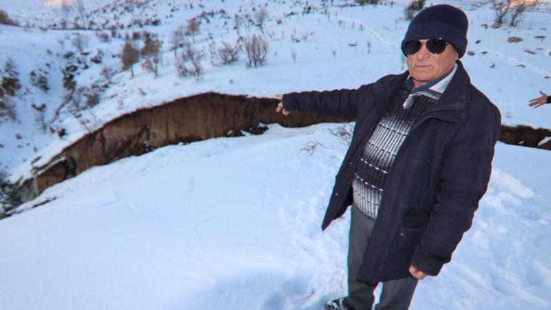 Depremin şiddetini ortaya koyan görüntü: Dağ yarıldı