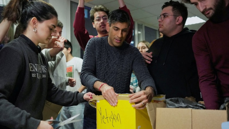 İngiltere Başbakanı Sunak, depremzedeler için yardım malzemesi paketledi