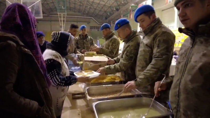Mehmetçik depremzedeler için canla başla mücadelesini sürdürüyor