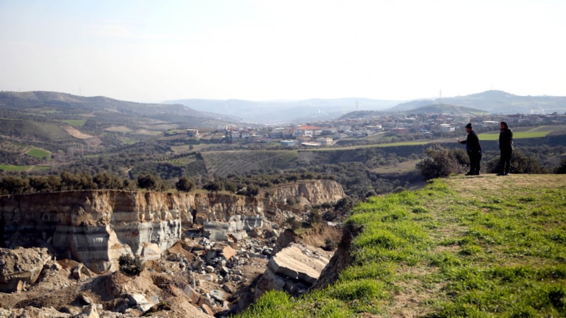 Hatay'da zeytinlik depremde ikiye bölündü; 50 metre genişliğinde vadi oluştu