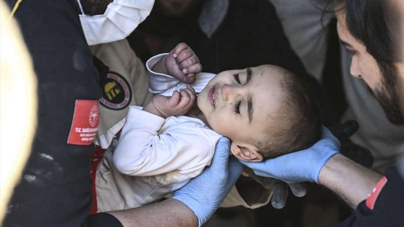 Hatay'da 133'üncü saatte bir bebek daha enkazdan çıkarıldı