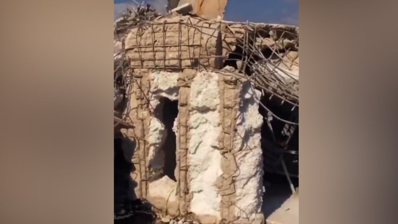 Hatay'da yıkılan bir binanın kolonlarından köpük çıktı