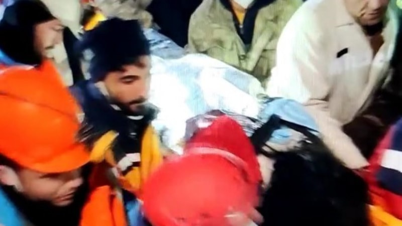 Hatay'da enkazdan kurtarılan öğretmen çay istedi