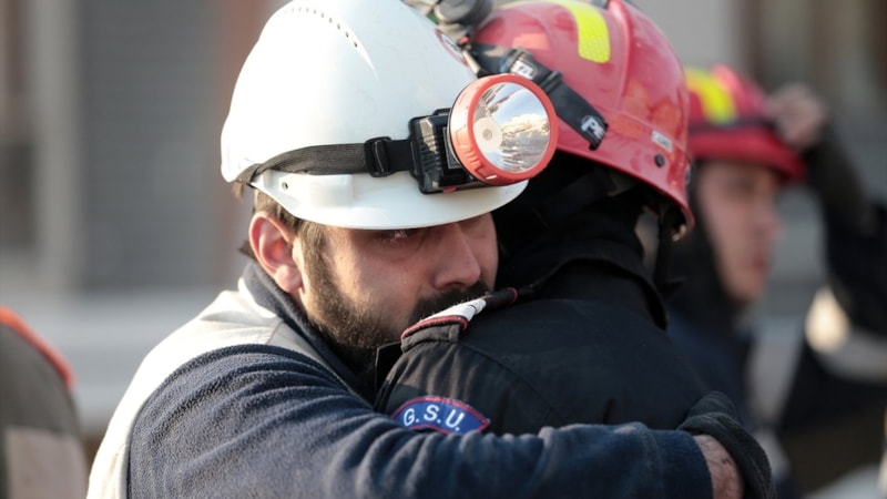 Hatay'da Türk ve Romanyalı kurtarma ekibi üyeleri sevinçten ağladı