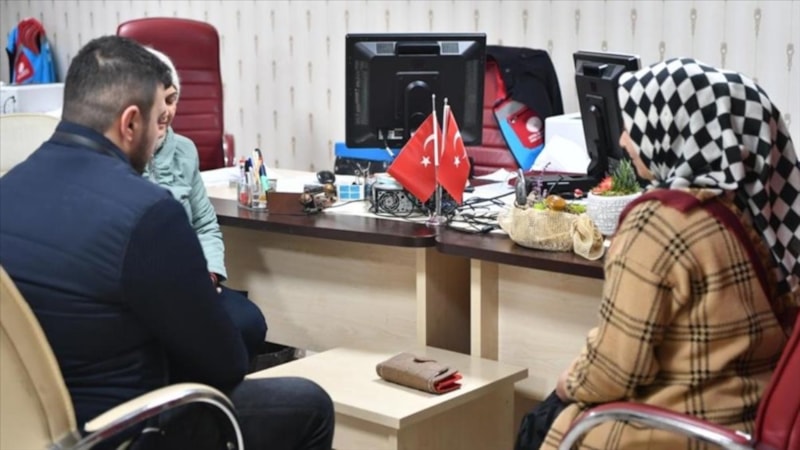 Depremzede çift yardım kolisinde buldukları cüzdanı sahibine götürdü