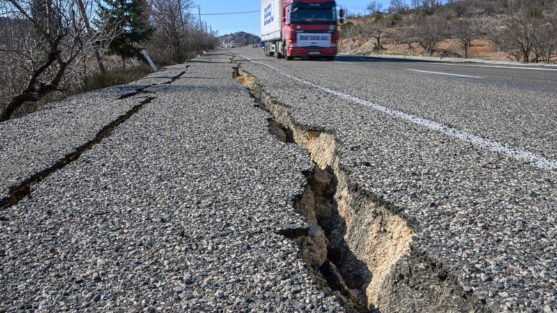 Adıyaman'da depremin yarık oluşturduğu yollar onarılıyor