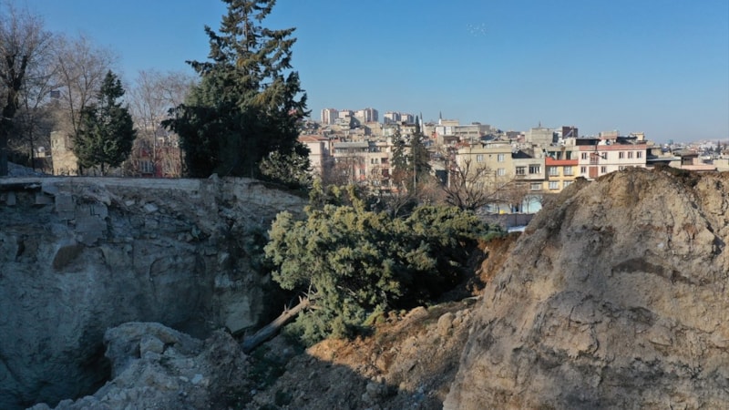 Gaziantep'te deprem etkisi: Sokakların birleştiği noktada dev çukur oluştu