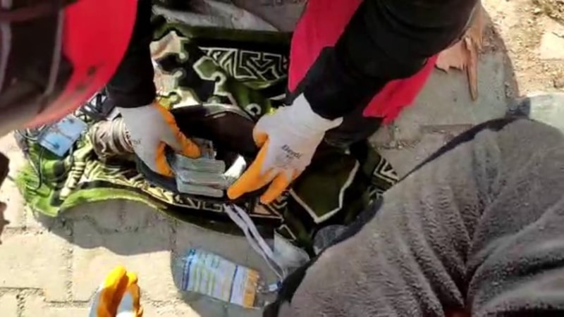 Hatay'da binanın enkazında 30 bin 500 dolar bulundu