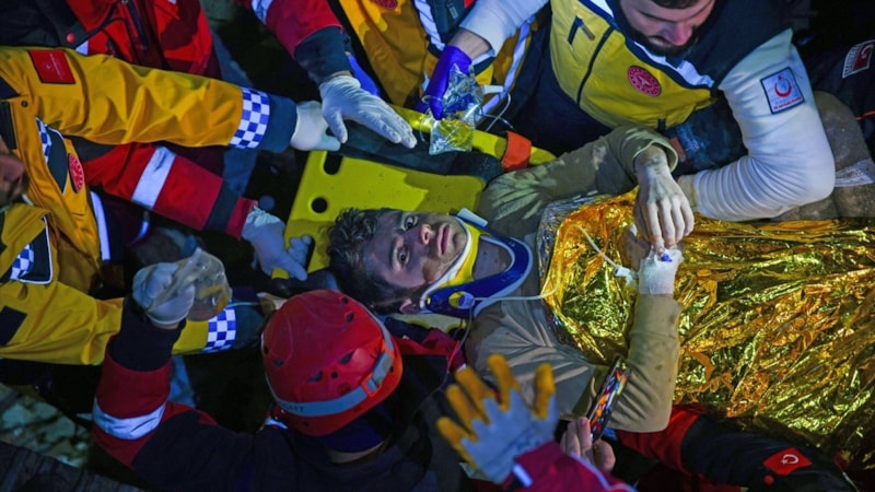 Kurtarıcılarından depremzedelere baba şefkati