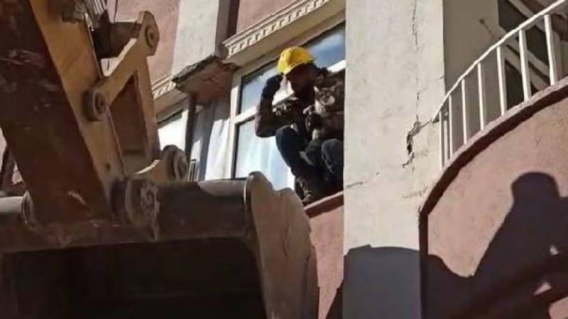 Adıyaman'da polis camdan girdiği binadaki kediyi kurtardı