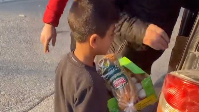 Depremzede çocuğun kumanya alırken ders veren tavrı