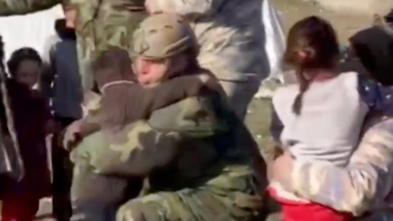 Gaziantepli minik afetzedeler, askerlere koşarak sarıldı