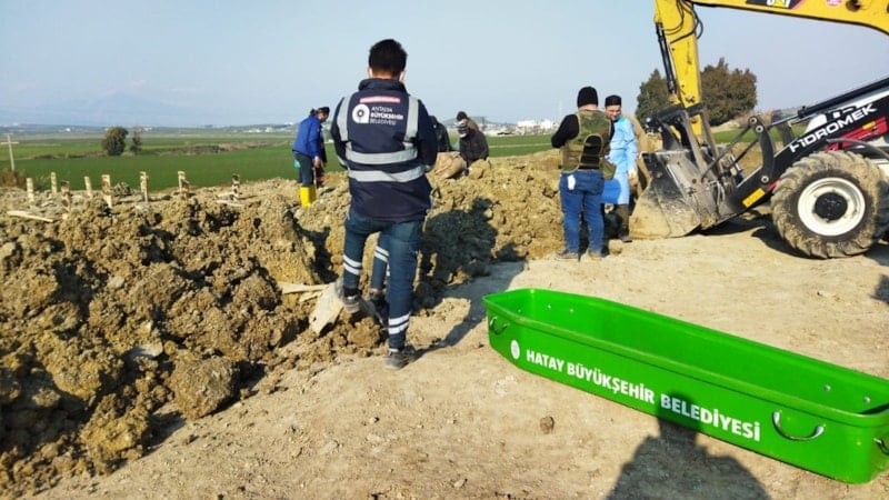 Hatay’daki cenazeler Antalya’dan gelen ekip tarafından defnediliyor