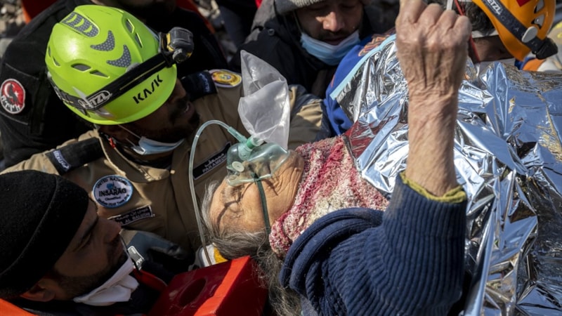 Hatay'daki enkazdan 176'ncı saatte bir kadın canlı çıkarıldı