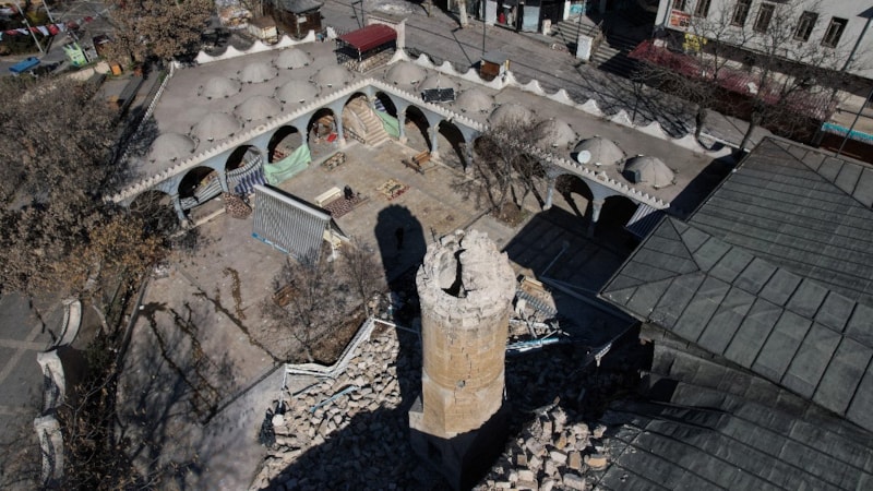 Kahramanmaraş'ta 527 yıllık cami de depremde hasar gördü