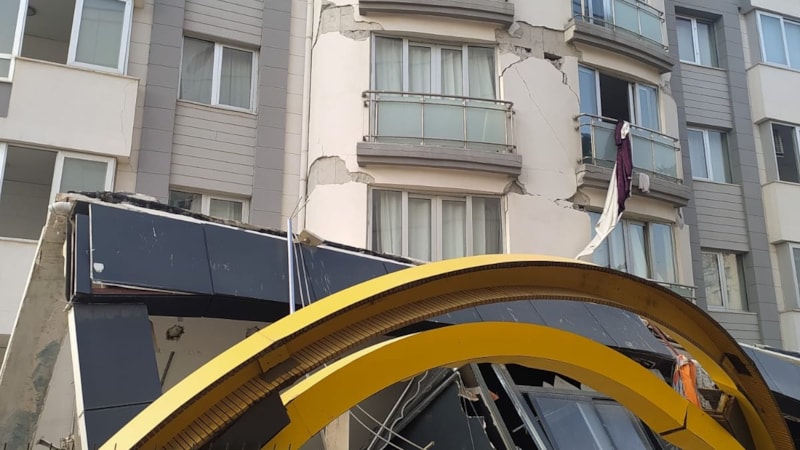 Hatay'da depremzede perdeye tutunarak yıkılan evden kurtuldu