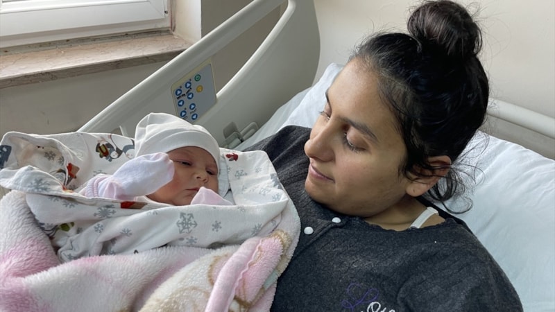 Hatay'da depreme yakalanan hamile kadın evladını dünyaya getirdi