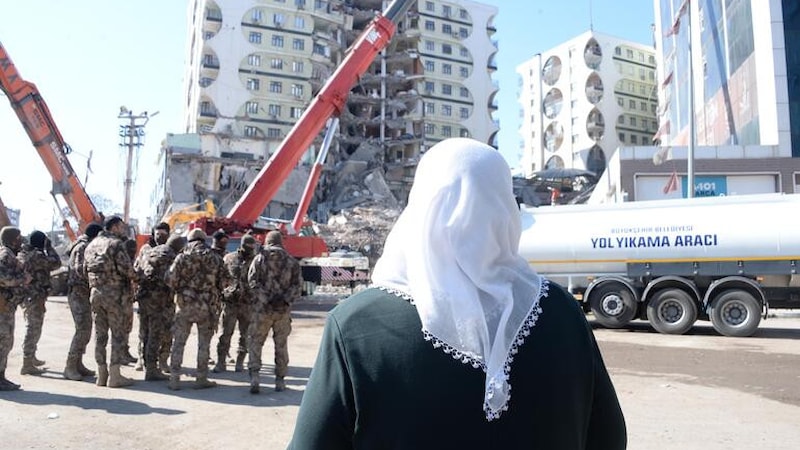 Diyarbakır'da kendisini enkazdan çıkaran özel harekat polisine sarılıp ağladı