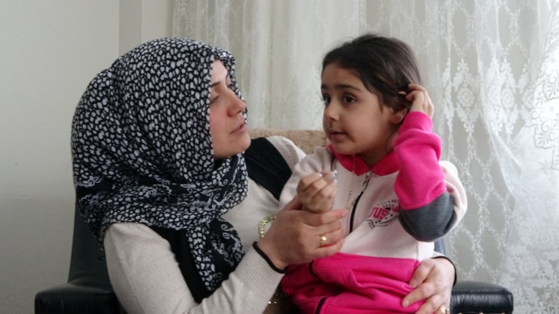 Hatay'da annesini kaybeden kız, teyzesine 'anne' diyerek sarıldı