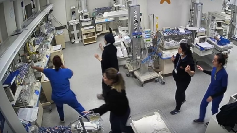 Adana'da deprem anında bebekleri koruyan hemşireler kamerada