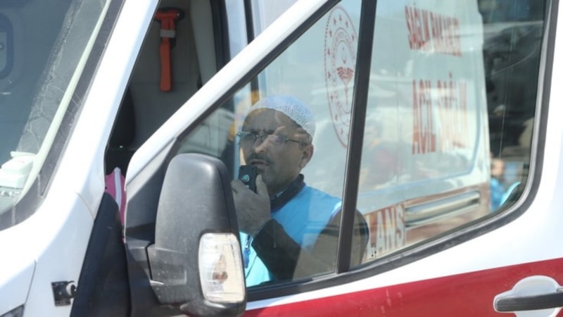 Hatay'da depremde bazı camilerin zarar görmesi nedeniyle ezanlar ambulanstan okunuyor