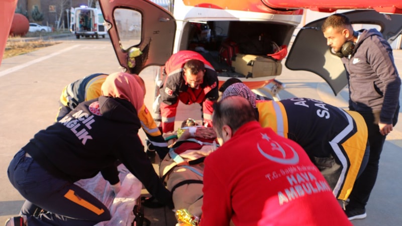 Adıyaman'da enkazdan çıkarılan genç Diyarbakır'a helikopterle sevk edildi