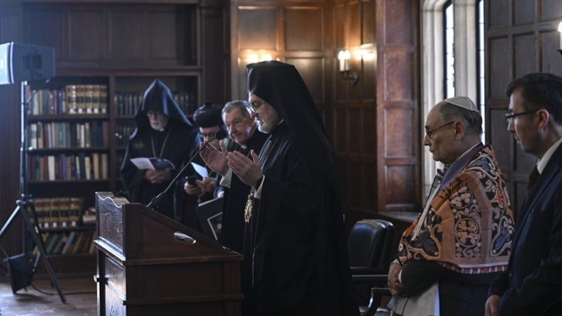 ABD'de, 3 büyük dinin üyeleri bir araya gelerek afetzedelere dua etti