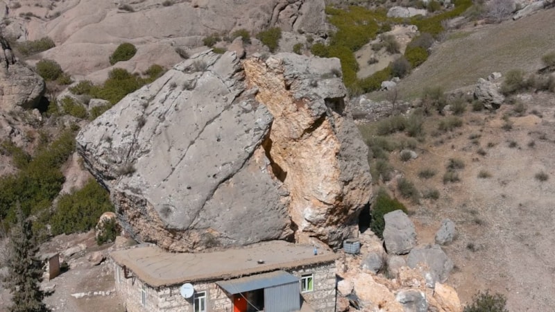Adıyaman'da tepeden kopan kayalar Eski Kahta köyünü ezdi geçti