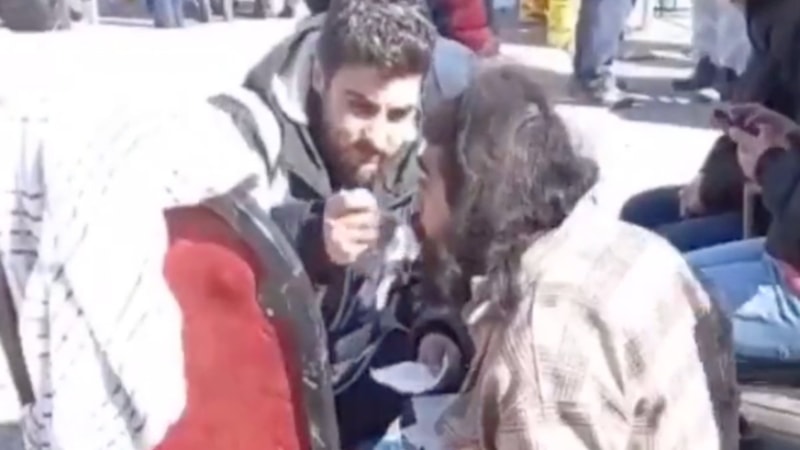 Diyarbakır'da polis, engelli depremzedeye elleri ile yemek yedirdi