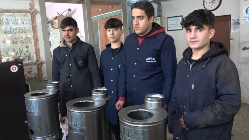 Muşlu öğrenciler tatillerini iptal edip deprem bölgesine soba üretiyor
