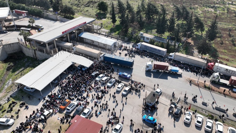 Suriyeliler yakınlarını görmek için ülkelerine gitmeye başladı