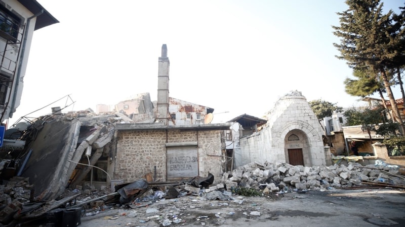 Hatay'da ezan ve çan sesinin birbirine karıştığı cami ve kilise de hasar gördü