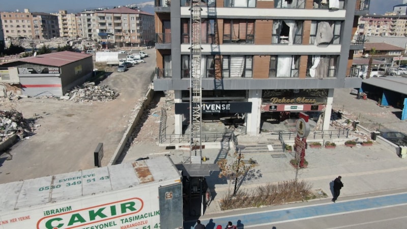 Hatay'da hasarlı binalarda tehlikeli eşya tahliyesi başladı