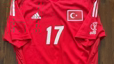 İlhan Mansız depremzedeler adına formasını satışa çıkardı